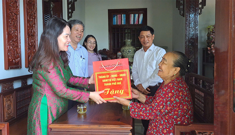 Chủ nhiệm Ủy ban Kiểm tra Thành ủy thăm, tặng quà người có công nhân kỷ niệm 79 năm Ngày Thương binh - Liệt sĩ